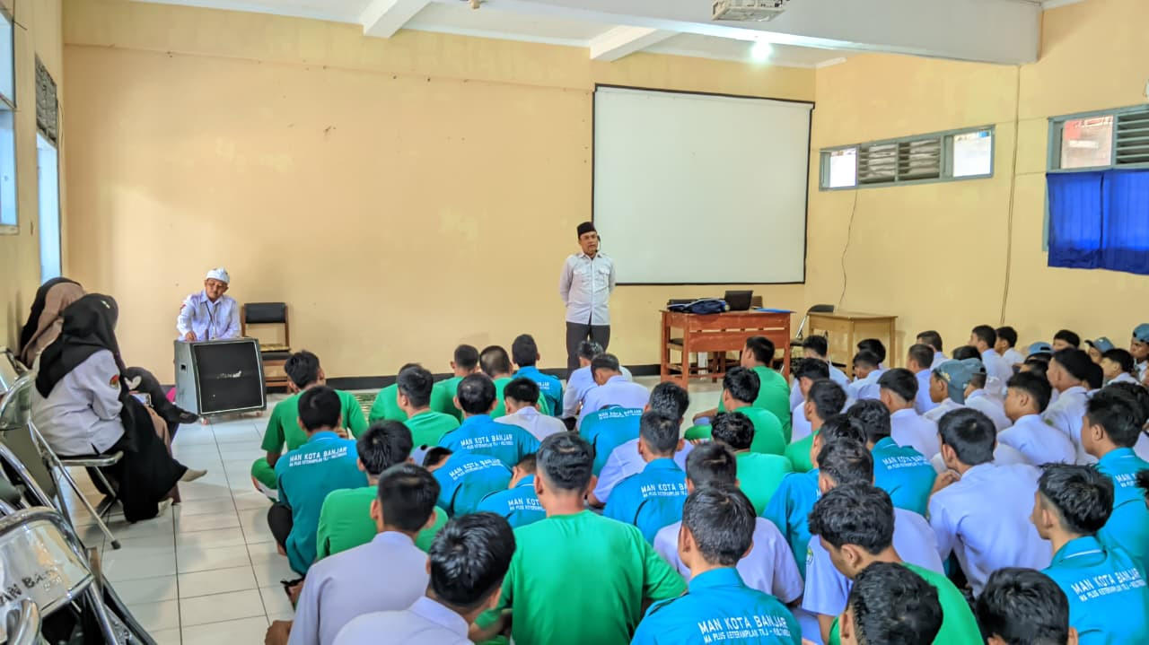 MAN Banjar Gelar Literasi Sastra dalam Kurikulum Berbasis Cinta, Siswa Antusias Tulis Puisi